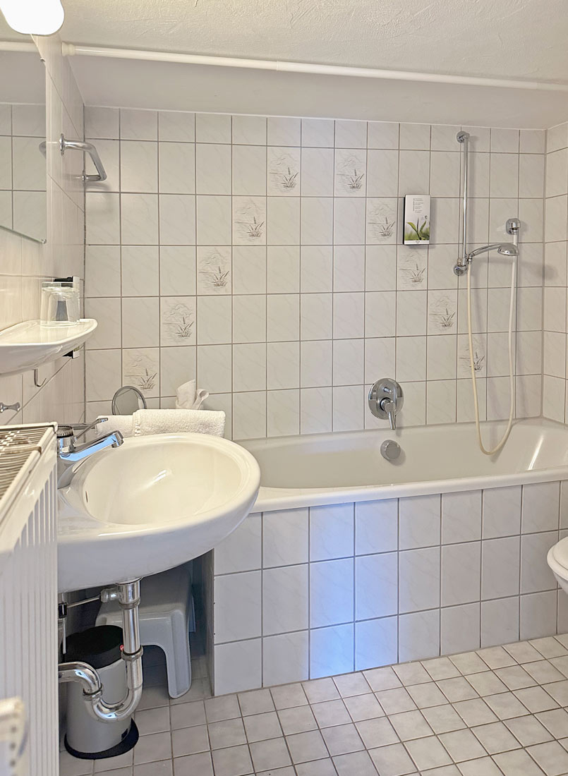 Zweites Badezimmer mit Badewanne und WC