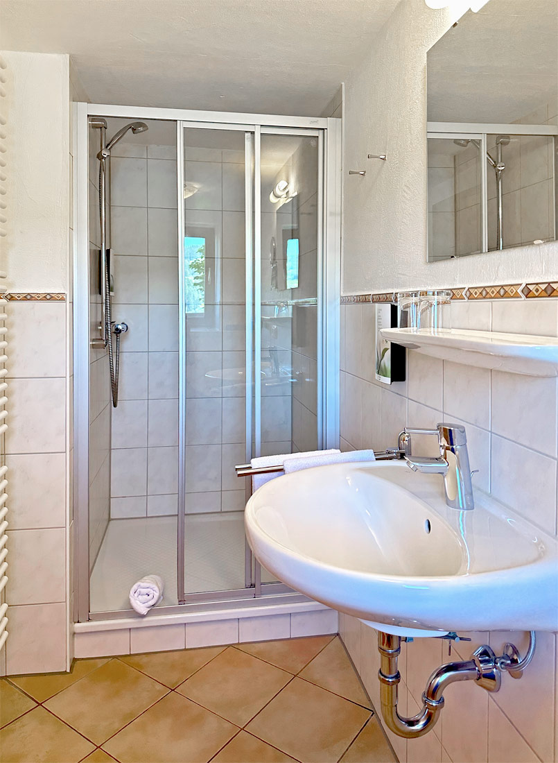 Helles Badezimmer mit Dusche