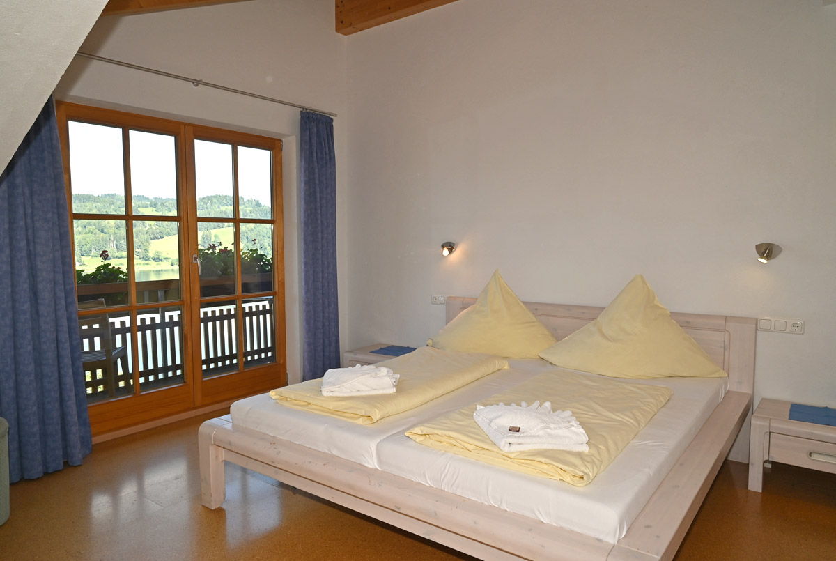 Schlafzimmer mit Doppelbett