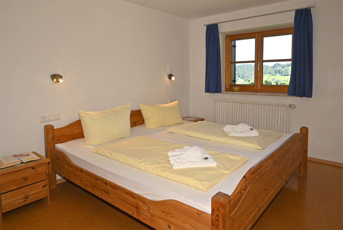 Schlafzimmer mit Beistellbett