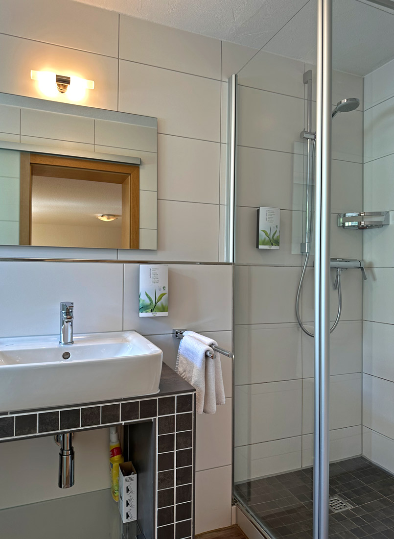 Helles und modernes Badezimmer mit Dusche