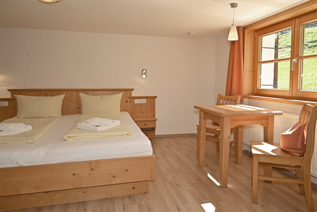 Großes Schlafzimmer mit Doppelbett und Bergblick