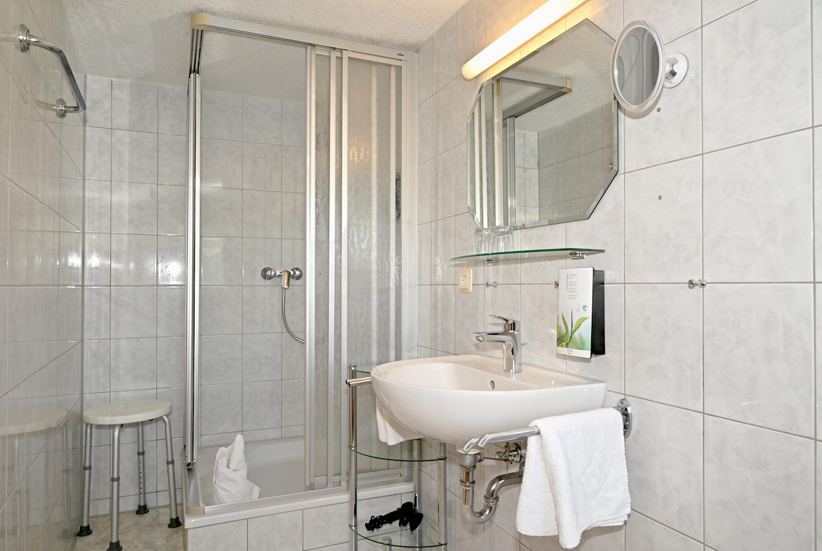 Badezimmer mit Dusche