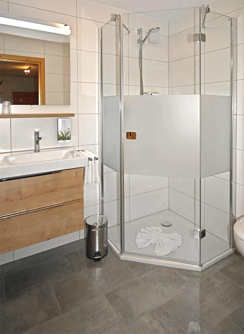 Neues Bad mit Glasdusche
